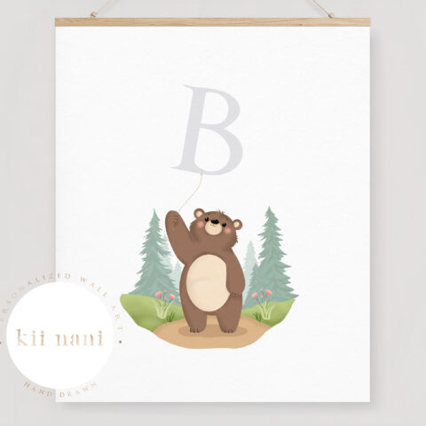 Beer in Bos & Initiaal Ballon - Kinderkamer Poster - Digitale Download